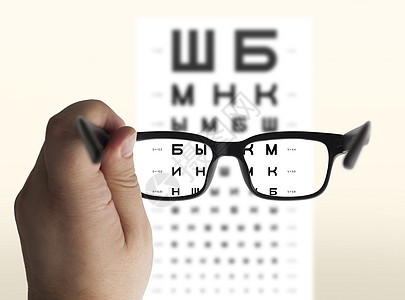 手握眼视眼镜眼镜测试桌子验光近视视力医生诊断考试黑色图片