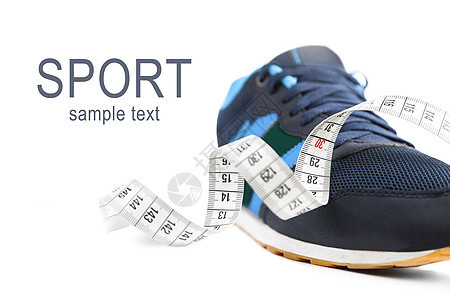 运动鞋和测量胶带 健身概念图片