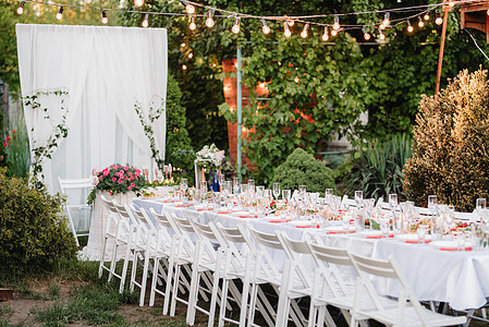 带有装饰品的婚礼彩礼堂派对白色用餐餐饮餐厅食物庆典接待环境椅子图片