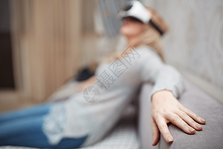 身穿虚拟现实头盔的妇女微笑技术风镜水平乐趣耳机创新感官娱乐模拟器图片