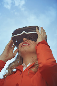 身穿虚拟现实头盔的妇女电脑技术遮蔽游戏上网风镜乐趣娱乐视频耳机图片