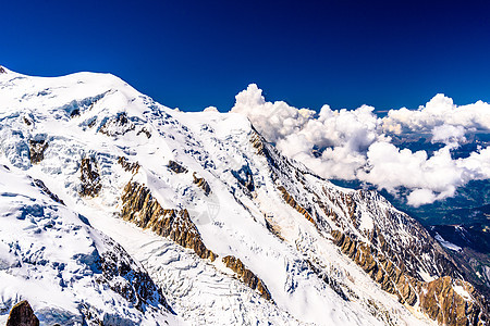 法国阿尔卑斯 上萨瓦伊 勃朗山薄雾天空冰川世界全景假期地标滑雪旅行爬坡图片