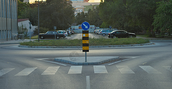十字路口 有交通标志和停车场的背景背景图片