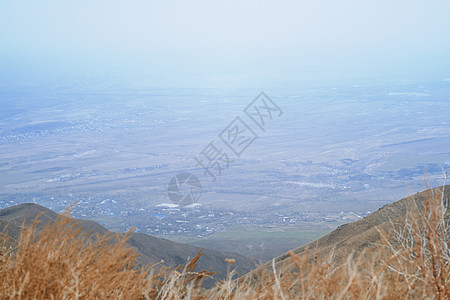 从山上观望村落树叶高视角水平远景建筑村庄山脉田园目的地阳光图片