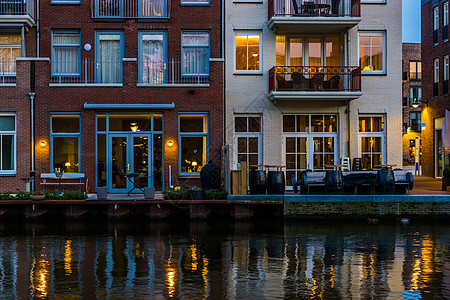 运河上的现代荷兰建筑 夜间城市建筑 荷兰莱茵河畔阿尔芬图片