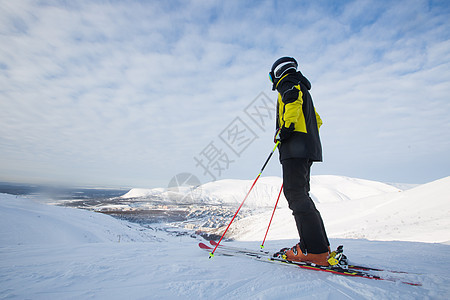 俄罗斯基洛夫斯克Kirovsk的滑雪者山峰运动童话男性男人城市胜地回旋全景闲暇背景图片