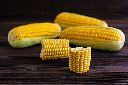 木桌背景的甜玉米桌子棒子植物蔬菜水果美人鱼绿色收成食物叶子图片