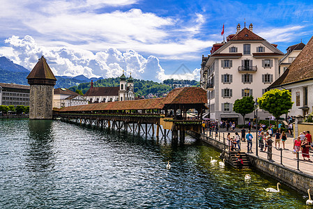 瑞士卢塞恩卢塞恩市卢塞恩中央的教堂桥景观建筑历史市中心城市吸引力木头文化旅游游客图片