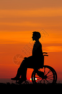 日落时轮椅残疾男子图片