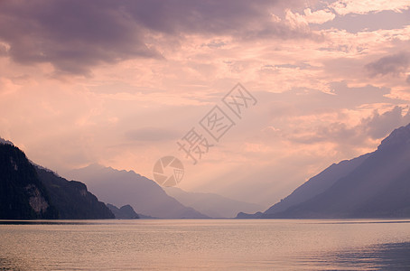 苏威湖日落蓝色太阳山脉反射支撑旅行橙子环境假期天空图片