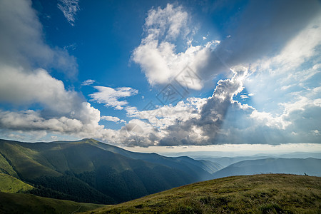 乌克兰喀尔巴阡山脉波尔扎瓦山脊景观 喀尔巴阡山上云层场地岩石游览风景草地冒险太阳蓝色爬坡旅游图片