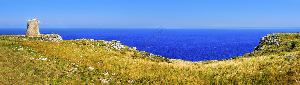 意大利Apulia海景草的沿海海景草地观测台站图片