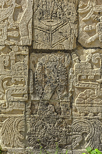 在有玛雅人碑文的Stele图片