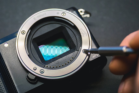 无镜照相机传感器维修 螺旋桨在镜头上方螺丝刀单反电气拆卸灰尘反光镜玻璃镜子照片宏观图片