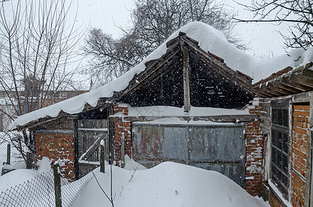 冬季下大雪 户外建筑破碎不堪风暴小路环境建筑学季节远足雪花雪堆天气暴风雪图片