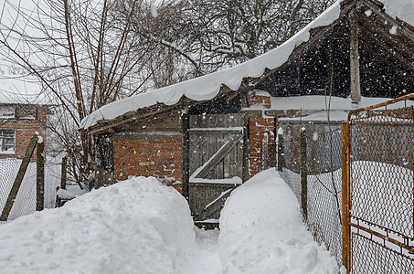 冬季下大雪 户外建筑破碎不堪天气建筑学雪花全景小路生活风暴雪堆远足环境图片