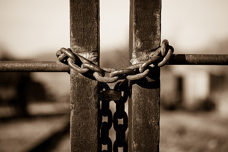 铁链在栅栏上挂着铁链金属钥匙古董逆境天空挂锁小路边界入口监狱图片