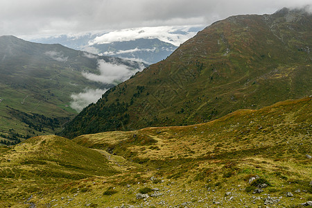 美丽的山地风景景观假期山脉远足下雨图片