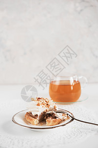 白茶加奶茶的蛋糕早餐茶碗木头浆果盘子食物奶油蓝色餐厅茶壶图片