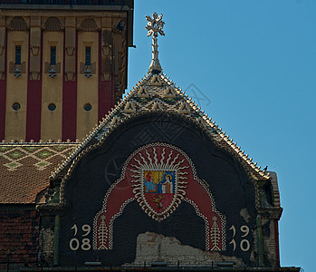 位于塞尔维亚苏比托加的一座建筑物顶部的雕像艺术旅行纪念碑房子地标奢华蓝色建筑学旅游城市图片