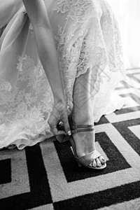 新娘的新婚鞋 美丽的时装已婚奢华宝气裙子庆典珠光配饰女孩仪式女士图片