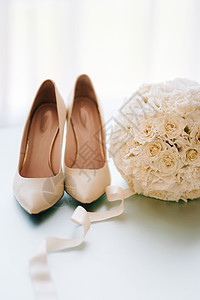 新娘的新婚鞋 美丽的时装已婚花束宝气仪式蕾丝珠光庆典奢华幸福配饰图片