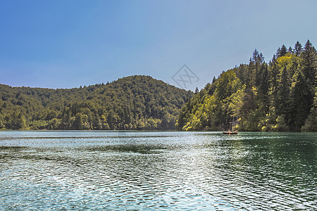 2013-2013年克罗地亚卡尔洛瓦茨县Lika-Senj县 游客在普利维茨湖泊国家公园湖上乘船旅行图片