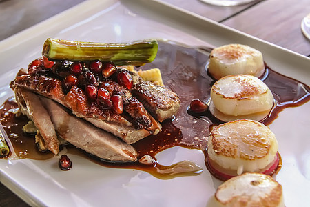 玛格丽特河葡萄酒餐厅的烤鸭和海红扇贝图片