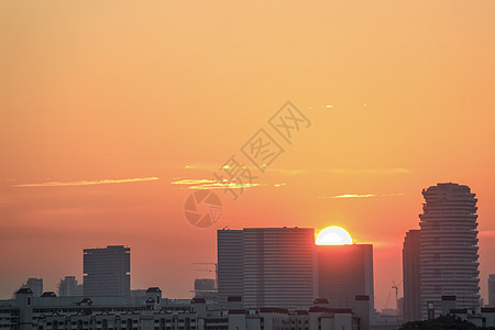 太阳对新加坡海滩路附近周围的建筑进行照射 看望文化地标国家旅行场景商业全景剪影民众天空图片