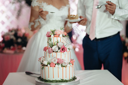 新婚夫妇结婚时的婚礼蛋糕甜点新娘派对食物奢华夫妻婚姻女士裙子仪式图片