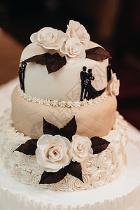 新婚夫妇结婚时的婚礼蛋糕玫瑰巧克力奶油甜点奢华紫色庆典花朵食物桌子图片