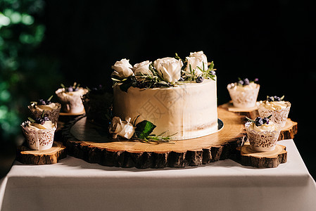 新婚夫妇结婚时的婚礼蛋糕紫色夫妻派对甜点奶油桌子花朵裙子庆典巧克力图片