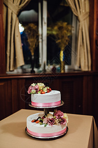 新婚夫妇结婚时的婚礼蛋糕夫妻花朵食物仪式派对甜点新娘婚姻女士庆典图片