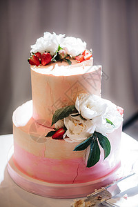 新婚夫妇结婚时的婚礼蛋糕巧克力食物甜点桌子奢华夫妻紫色花朵奶油派对图片