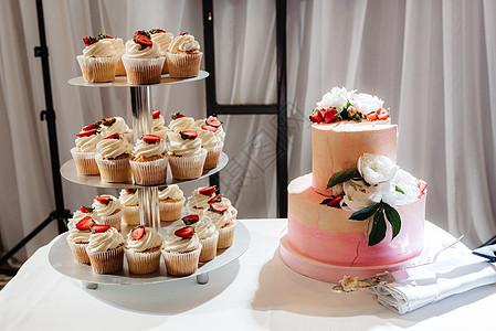 新婚夫妇结婚时的婚礼蛋糕夫妻甜点婚姻花朵新娘派对桌子奶油食物紫色图片
