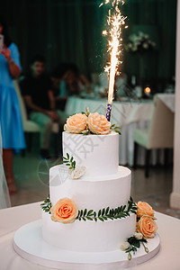 新婚夫妇结婚时的婚礼蛋糕奢华夫妻女士派对巧克力新娘裙子玫瑰仪式桌子图片