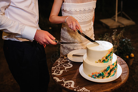 新婚夫妇结婚时的婚礼蛋糕奶油派对婚姻奢华裙子新娘巧克力玫瑰紫色甜点图片