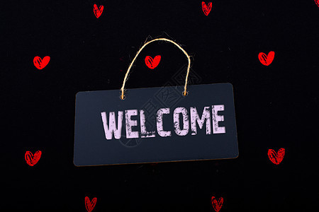 欢迎在黑通知牌上使用红色红心环绕广告牌黑板客人接待纸板问候语拼写款待粉笔游客图片