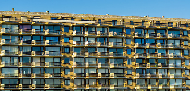 一座大城市大楼里有许多公寓 有窗户的阳台和比利时建筑 (有玻璃窗的楼层)图片