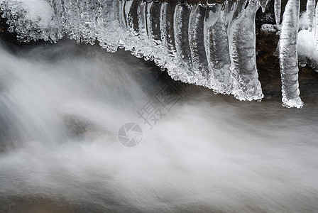 冷河附近冰雪的形成编队液体温度冰柱荒野岩石溪流冷冻流动瀑布图片