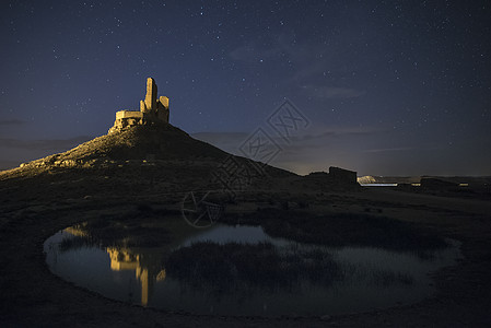 中世纪城堡 夜摄影 卡斯蒂略德蒙图恩加 索里亚反射历史纪念碑星星军事设施爬坡防御工事胜地要塞图片