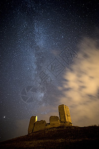 中世纪城堡 夜摄影 卡斯蒂略德蒙图恩加 索里亚历史古迹胜地星星旅游石材要塞文化纪念碑爬坡图片