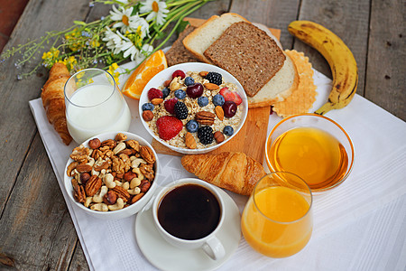 餐桌上健康早餐香蕉谷物蜂蜜面包浆果食物桌子饮料火腿果汁图片