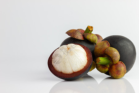 3个芒果被剥下白色背景的皮热带异国水平食物紫色水果山竹情调图片