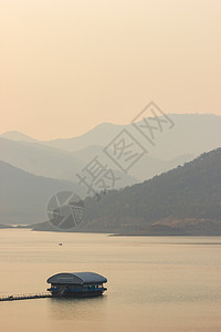 夜里漂浮在大坝或湖中央的拉夫特爬坡风景土地木头绿色季节假期热带国家公园图片