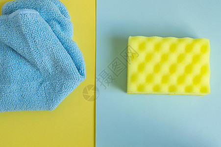 平整的躺下 最高视野 洗涤剂和清洁液是黄色和蓝色的 清洁的概念洗涤橱窗工具清洁度海绵手套家庭配件抹布广告图片