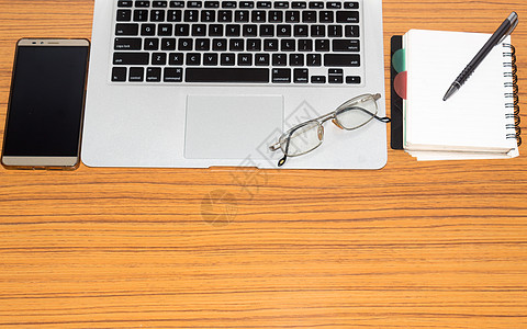 办公桌上有开放式笔记本 手机 眼镜的办公桌 带复制空间的顶视图 商业静物概念与桌上的办公用品 教育 工作或规划概念铅笔技术办公室图片