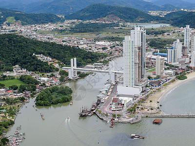 海面对城镇的空中观察图片