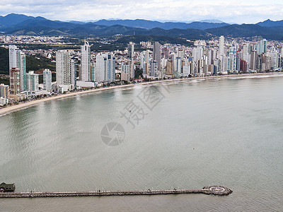 以海边建筑物对城市进行空中巡视图片