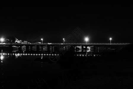 夜视奥兰治河上空的公路桥 乌灵顿图片